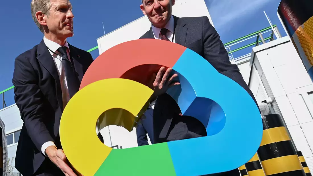 Daniel Holz und Volker Wissing bei der Eröffnung des neuen Google Cloud-Rechenzentrum in Hanau. - Bild: Arne Dedert/dpa