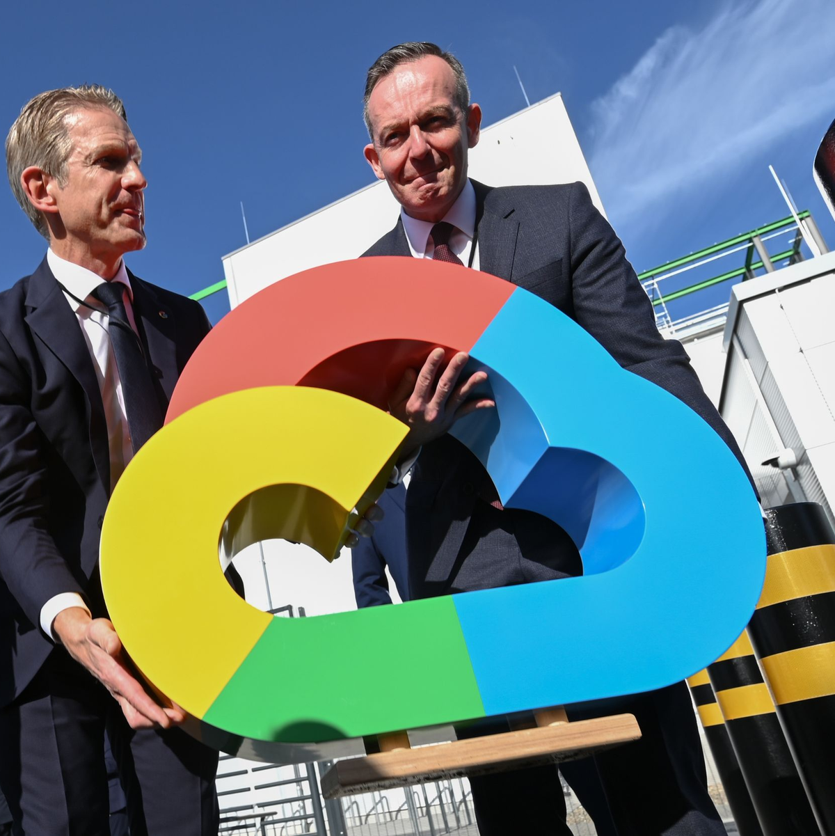 Daniel Holz und Volker Wissing bei der Eröffnung des neuen Google Cloud-Rechenzentrum in Hanau. - Foto: Arne Dedert/dpa