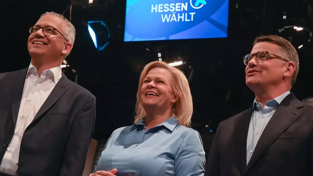 Die Spitzenkandidaten der hessischen Landtagswahl, Tarek Al-Wazir (Bündnis 90/Die Grünen, l-r), Nancy Faeser (SPD), Bundesinnenministerin, und Boris Rhein (CDU). - Bild: Arne Dedert/dpa