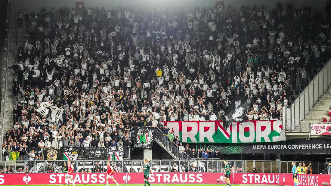 Nach dem Spiel von Legia Warschau bei AZ Alkmaar in der Conference League hat es nach Ausschreitungen zwei Festnahmen gegeben. - Bild: Ed Van De Pol/ANP/dpa/Archivbild
