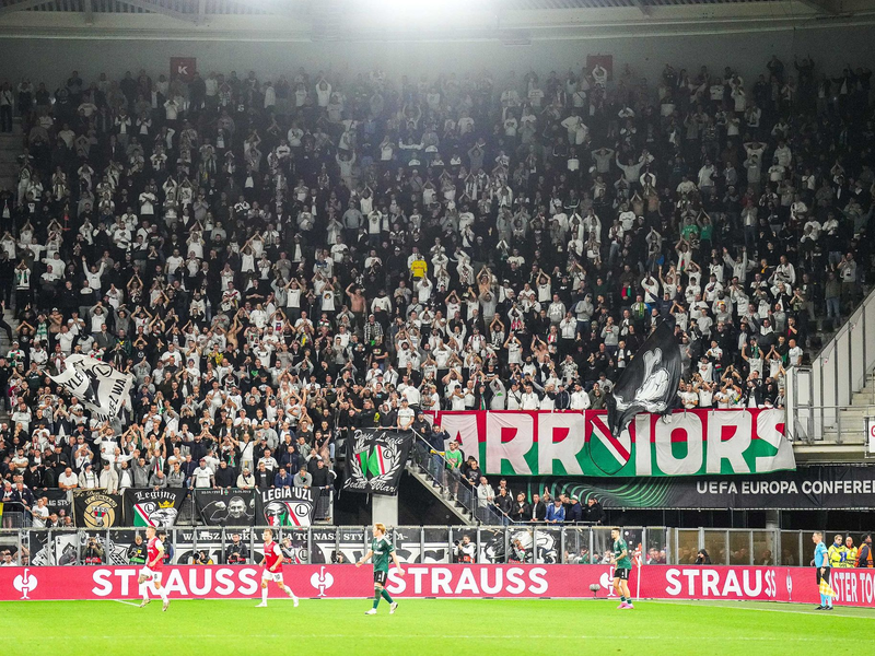 Nach dem Spiel von Legia Warschau bei AZ Alkmaar in der Conference League hat es nach Ausschreitungen zwei Festnahmen gegeben. - Foto: Ed Van De Pol/ANP/dpa/Archivbild