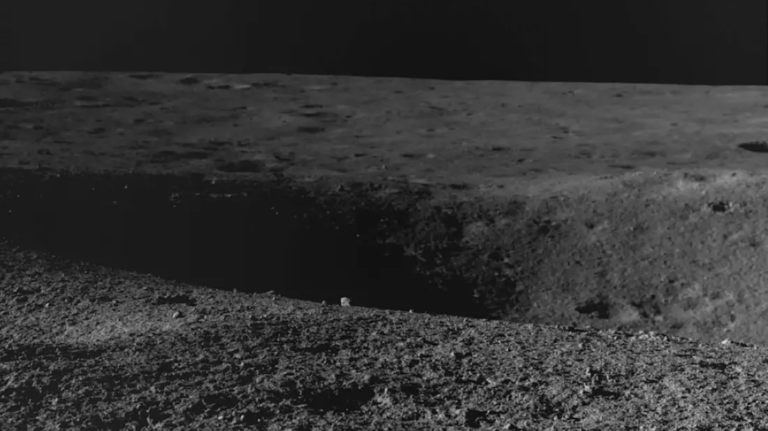 Dieses von der indischen Weltraumforschungsorganisation zur Verfügung gestellte Bild vom 27. August 2023 zeigt einen Krater, auf den Chandrayaan-3 gestoßen ist. - Bild: Uncredited/Indian Space Research Organization/AP/dpa