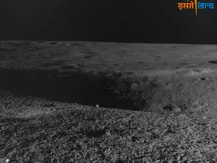 Dieses von der indischen Weltraumforschungsorganisation zur Verfügung gestellte Bild vom 27. August 2023 zeigt einen Krater, auf den Chandrayaan-3 gestoßen ist. - Foto: Uncredited/Indian Space Research Organization/AP/dpa