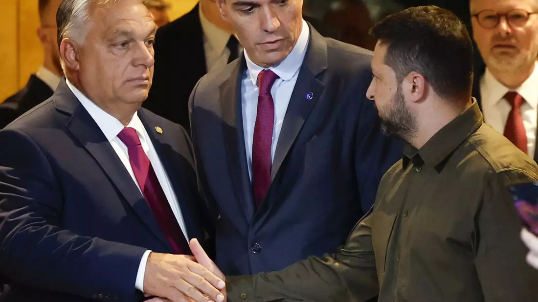 Wolodymyr Selenskyj trifft beim Gipfel in Granada auch auf Ungarns Ministerpräsident Viktor Orban. - Bild: Peter Klaunzer/KEYSTONE/dpa