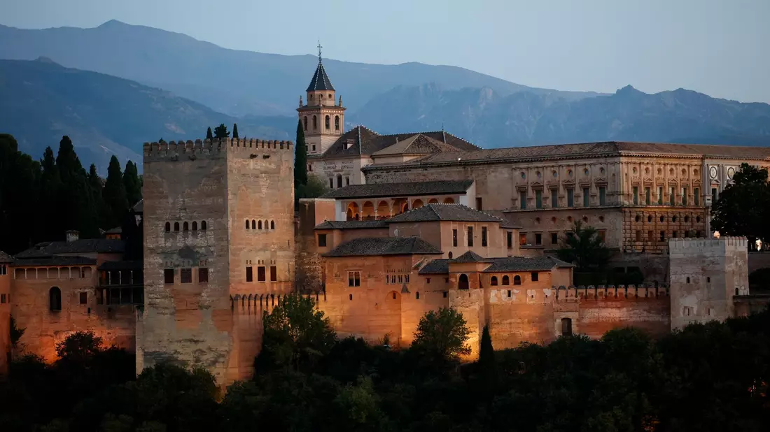 Blick auf die Alhambra in Granada, wo sich Staats- und Regierungschefs auf dem Gipfeltreffen der Europäischen Politischen Gemeinschaft treffen. - Bild: Fermin Rodriguez/AP