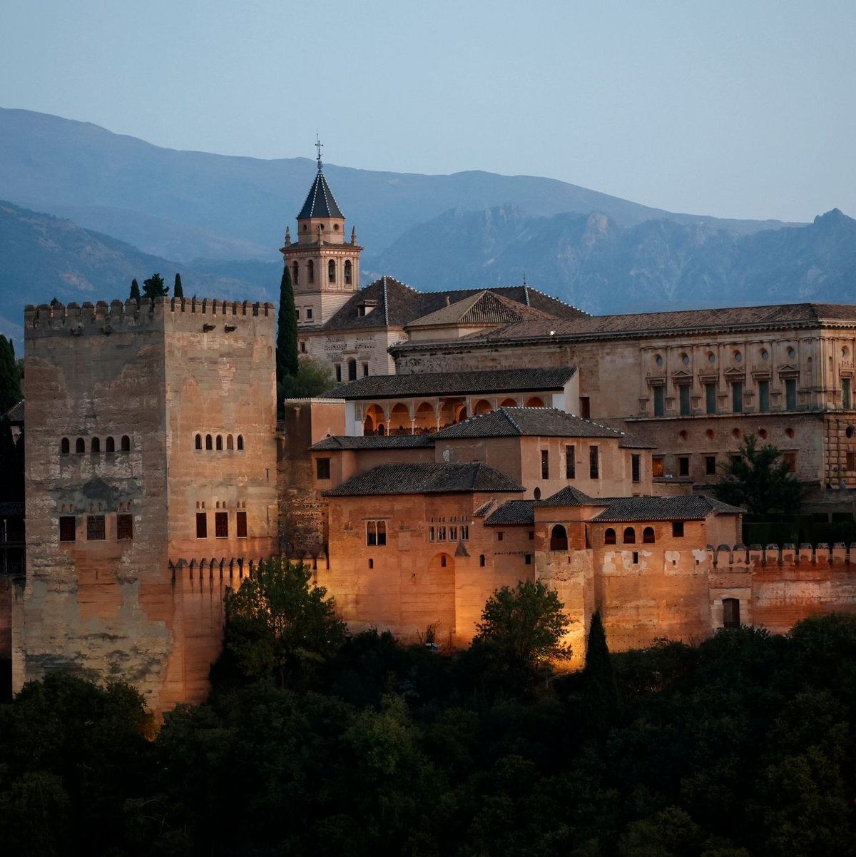 Blick auf die Alhambra in Granada, wo sich Staats- und Regierungschefs auf dem Gipfeltreffen der Europäischen Politischen Gemeinschaft treffen. - Foto: Fermin Rodriguez/AP