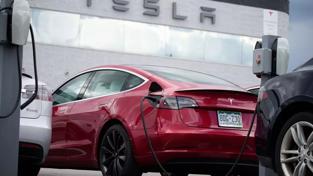 Eine Model-3-Limousine von Tesla. - Bild: David Zalubowski/AP/dpa