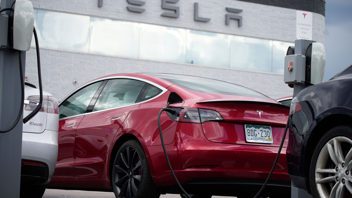Eine Model-3-Limousine von Tesla. - Foto: David Zalubowski/AP/dpa