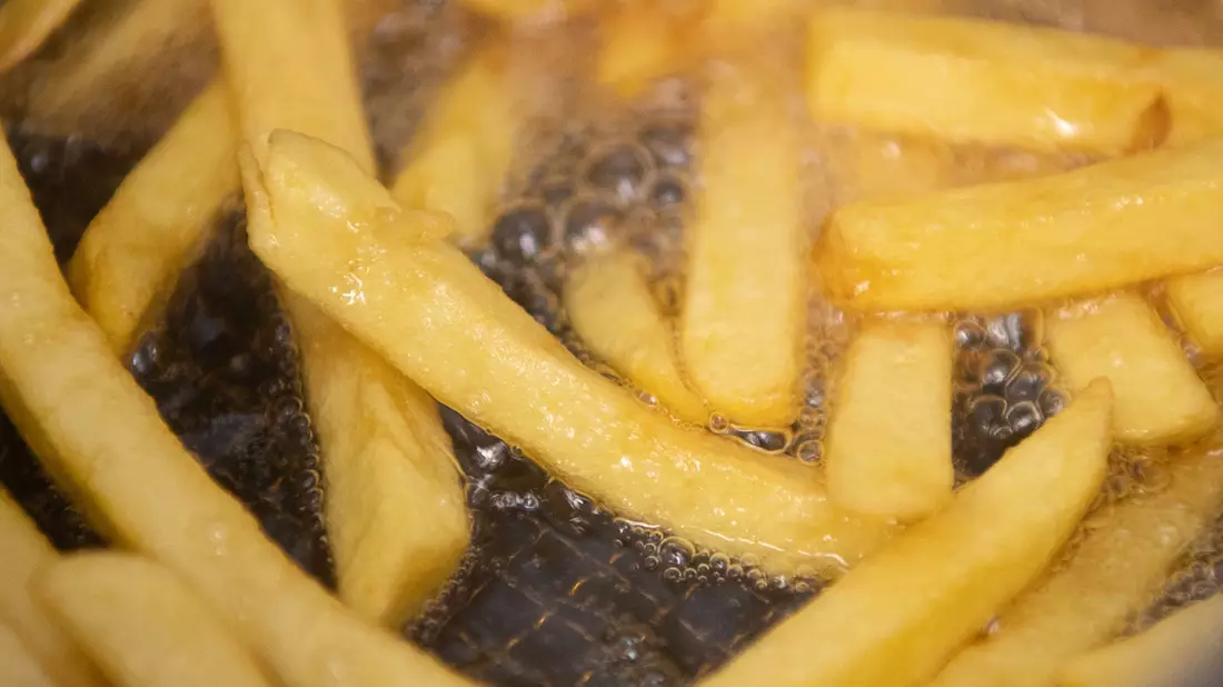 Pommes werden in einem Imbiss in Pflanzenöl frittiert. Das Kartoffelprodukt ist äußerst beliebt. - Bild: Sebastian Gollnow/dpa