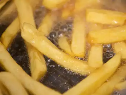 Pommes werden in einem Imbiss in Pflanzenöl frittiert. Das Kartoffelprodukt ist äußerst beliebt. - Foto: Sebastian Gollnow/dpa