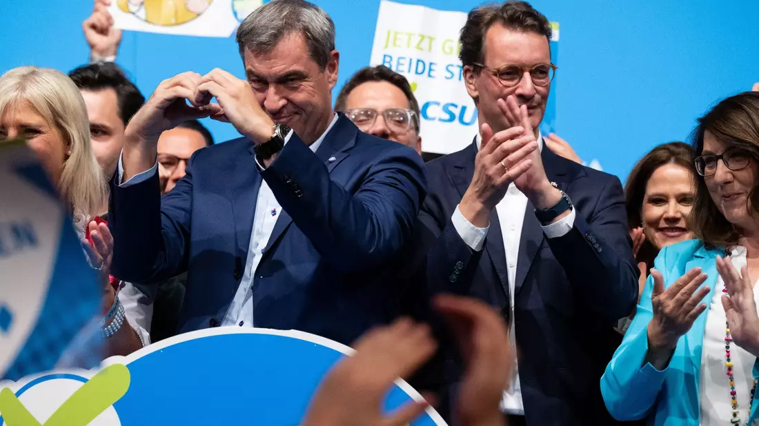 Die Ministerpräsidenten von Bayern und Nordrhein-Westfalen Markus Söder und Hendrik Wüst bei der CSU-Abschlusskundgebung im Löwenbräukeller in München. - Bild: Sven Hoppe/dpa
