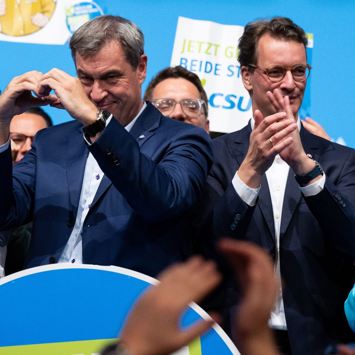 Die Ministerpräsidenten von Bayern und Nordrhein-Westfalen Markus Söder und Hendrik Wüst bei der CSU-Abschlusskundgebung im Löwenbräukeller in München. - Foto: Sven Hoppe/dpa