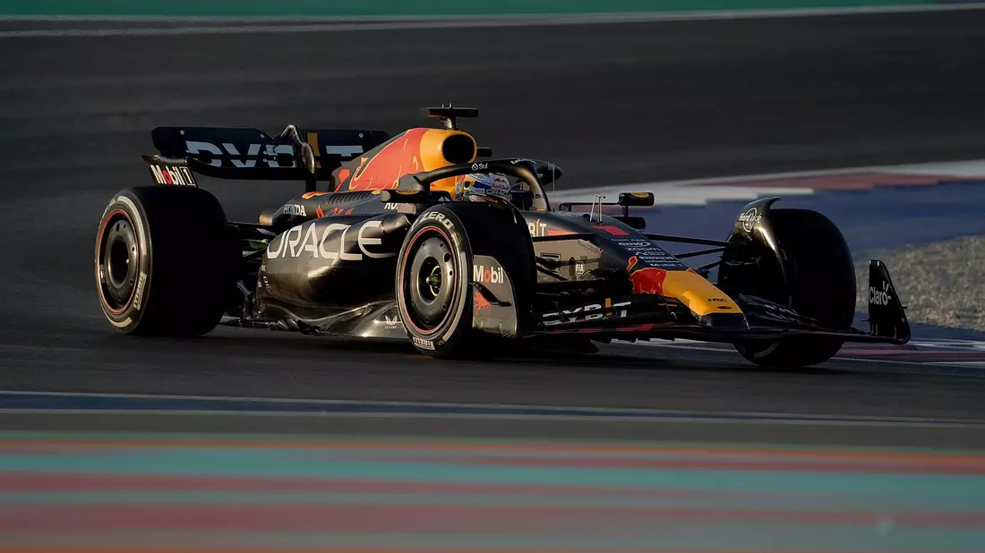 Max Verstappen aus den Niederlanden vom Team Oracle Red Bull ist auf der Strecke in Doha unterwegs. - Bild: Hasan Bratic/dpa