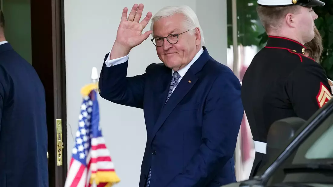 Bundespräsident Frank-Walter Steinmeier trifft im Weißen Haus in Washington zu einem Treffen mit US-Präsident Biden ein. - Bild: Susan Walsh/AP