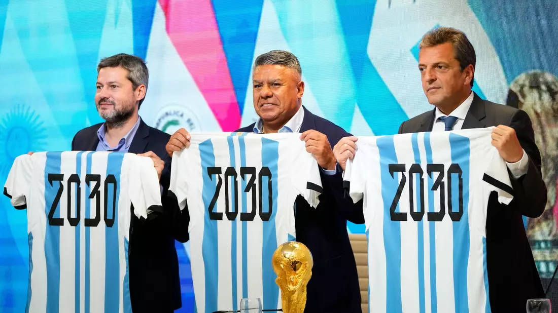 In Argentinien freuen sich die mächtigen Männer des argentinischen Fußballs über die Vergabe der WM 2030. - Bild: Natacha Pisarenko/AP/Archivbild