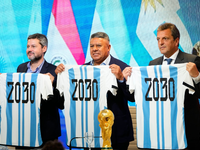 In Argentinien freuen sich die mächtigen Männer des argentinischen Fußballs über die Vergabe der WM 2030. - Foto: Natacha Pisarenko/AP/Archivbild