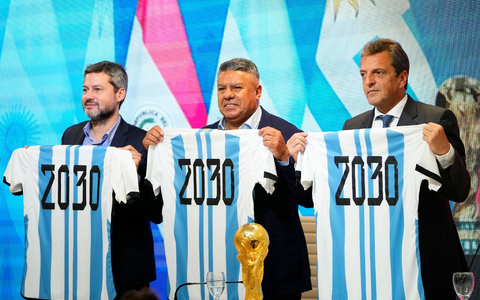 In Argentinien freuen sich die mächtigen Männer des argentinischen Fußballs über die Vergabe der WM 2030. - Foto: Natacha Pisarenko/AP/Archivbild