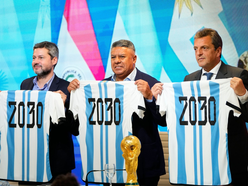 In Argentinien freuen sich die mächtigen Männer des argentinischen Fußballs über die Vergabe der WM 2030. - Foto: Natacha Pisarenko/AP/Archivbild