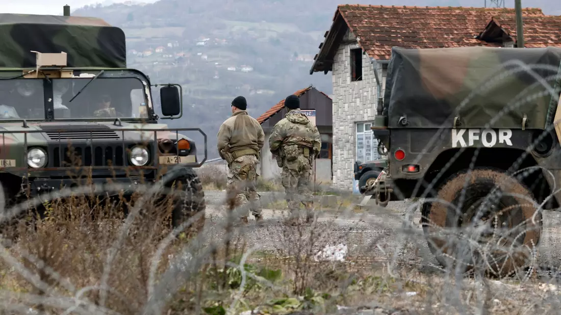 KFOR-Soldaten bewachen einen Kontrollpunkt in der Nähe des nördlichen Kosovo-Grenzübergangs von Jarinje. (Archiv) - Bild: Marjan Vucetic/AP/dpa
