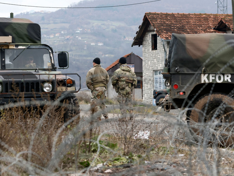 KFOR-Soldaten bewachen einen Kontrollpunkt in der Nähe des nördlichen Kosovo-Grenzübergangs von Jarinje. (Archiv) - Foto: Marjan Vucetic/AP/dpa