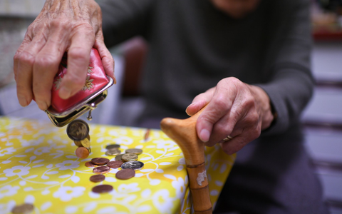 Eine Rentnerin schüttet den Inhalt ihres Geldbeutel auf den Küchentisch. - Foto: picture alliance / Felix Kästle/dpa Eine Rentnerin schüttet den Inhalt ihres Geldbeutel auf den Küchentisch. - Foto: picture alliance / Felix Kästle/dpa