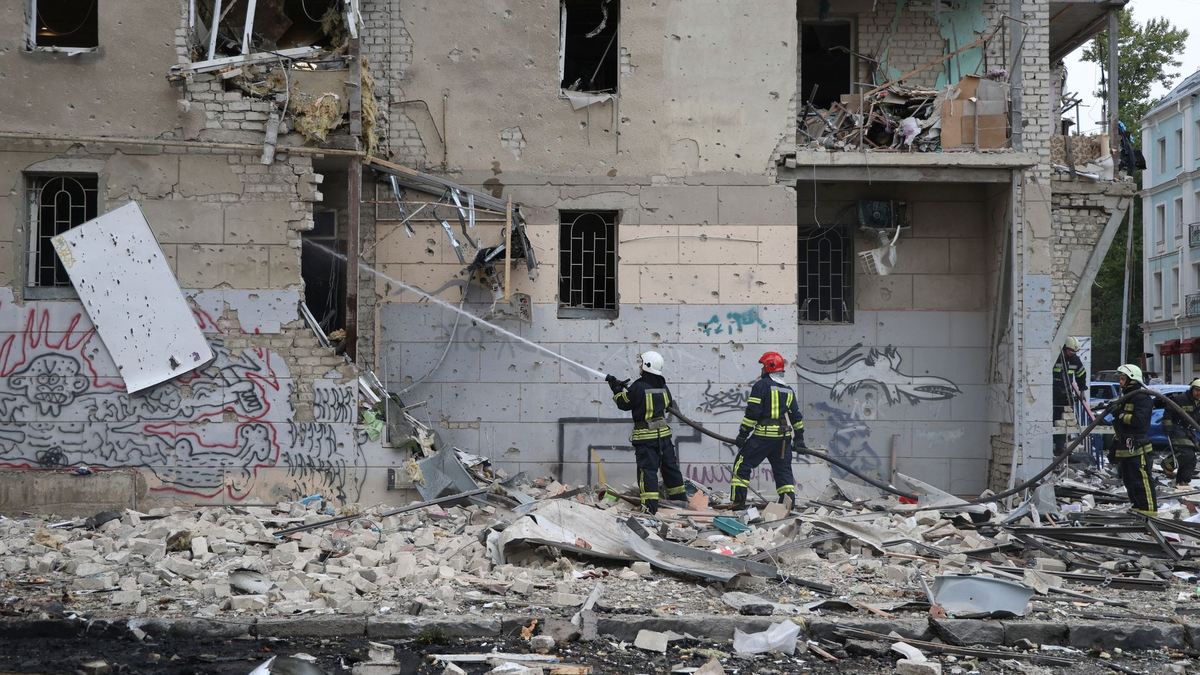 Durch russischen Beschuss sind laut Behörden mindestens ein Mensch getötet und 13 weitere verletzt worden - Foto: Alex Babenko/AP/dpa