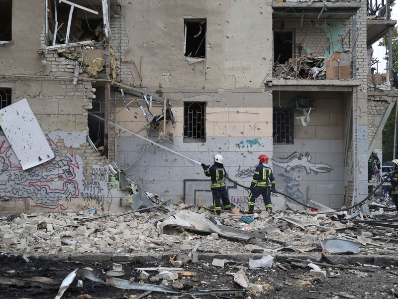 Bei Angriffen auf die Großstadt Charkiw werden immer wieder auch zivile Gebäude zerstört. (Archivbild) - Foto: Alex Babenko/AP/dpa