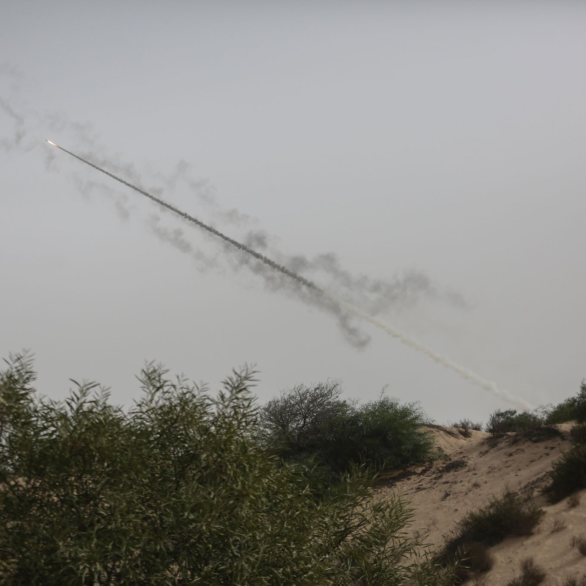 Eine Rakete wird abgefeuert. - Foto: Mohammed Talatene/dpa