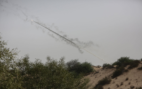 Eine Rakete wird abgefeuert. - Foto: Mohammed Talatene/dpa