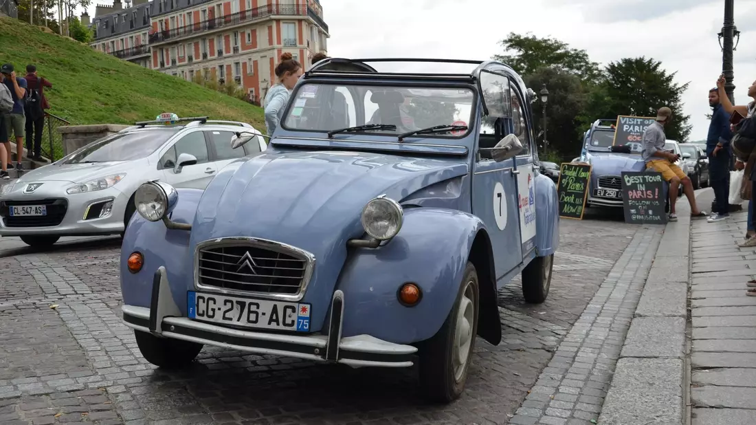 Die Ente: Auch 75 Jahre nach der Vorstellung auf dem Pariser Autosalon hat der Citroën 2CV eine große Fangemeinde. - Bild: Sebastian Kunigkeit/dpa