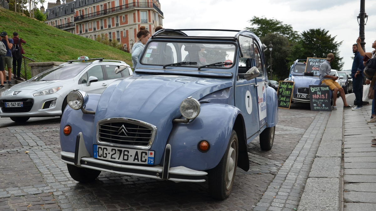 Die Ente: Auch 75 Jahre nach der Vorstellung auf dem Pariser Autosalon hat der Citroën 2CV eine große Fangemeinde. - Foto: Sebastian Kunigkeit/dpa