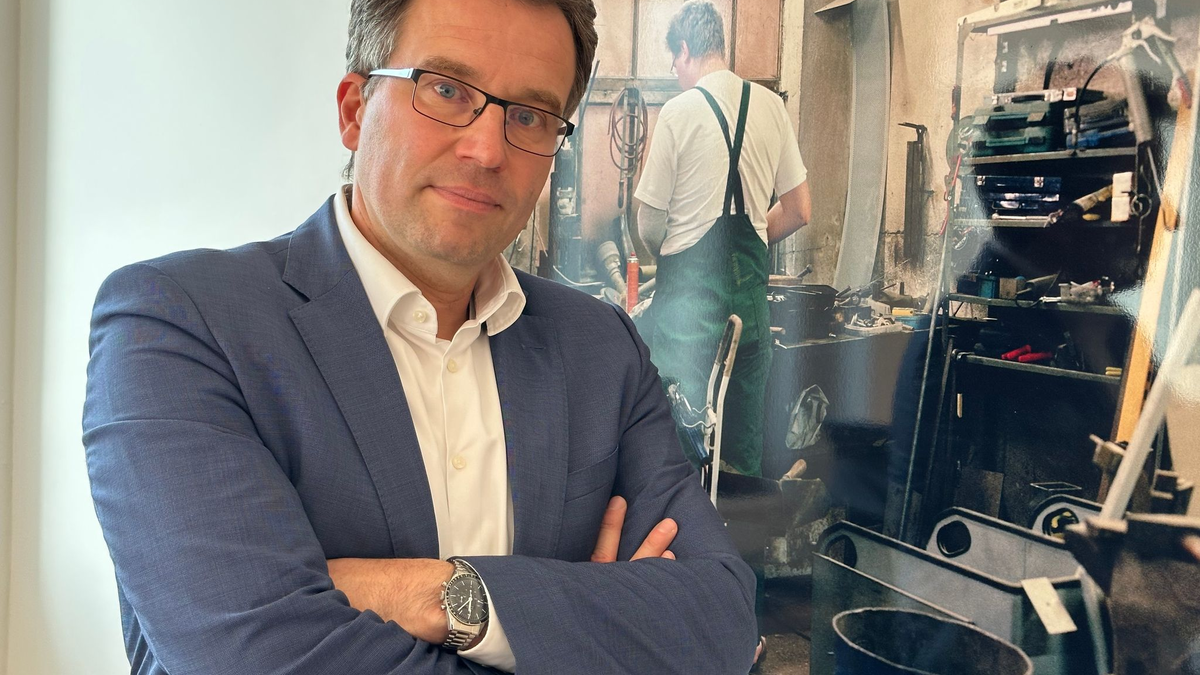 Der Chef des Arbeitsmarkt-Services (AMS) in Österreich, Johannes Kopf, in seinem Büro in Wien. - Foto: Matthias Röder/dpa