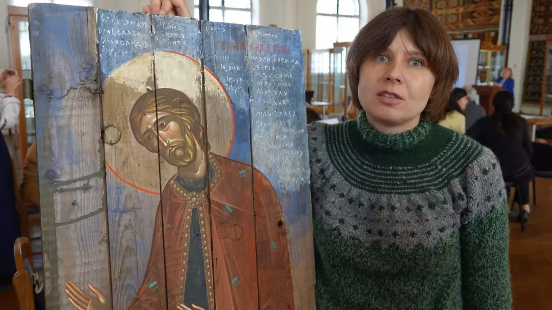 Die ukrainische Künstlerin Sonja Atlantowa steht neben einer modernen Ikone im Museum für angewandte Kunst in Kiew. - Bild: Friedemann Kohler/dpa
