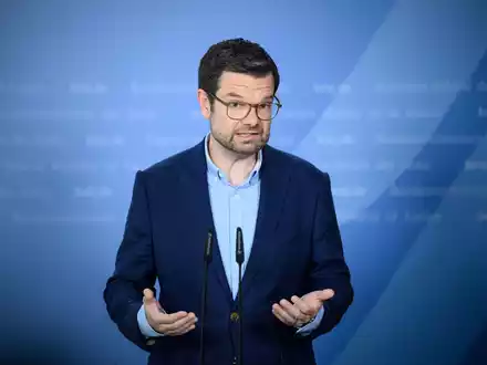 «Die Bezahlkarte ist dazu ein unbürokratischer Weg, bei dem niemand Waren austeilen oder Wertmarken ausgeben muss»sagt Marco Buschmann (FDP). - Foto: Bernd von Jutrczenka/dpa