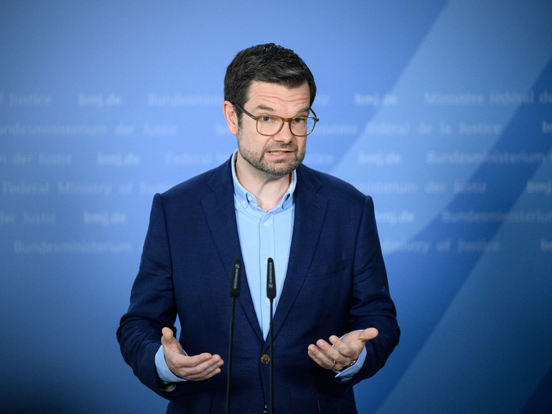 «Die Bezahlkarte ist dazu ein unbürokratischer Weg, bei dem niemand Waren austeilen oder Wertmarken ausgeben muss»sagt  Marco Buschmann (FDP). - Foto: Bernd von Jutrczenka/dpa