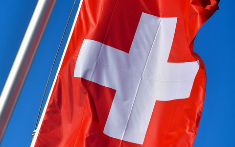 Die Nationalflagge der Schweiz weht vor blauem Himmel. In ZĂŒrich kam es zu einem gefĂ€hrlichen Zwischenfall. - Foto: Patrick Pleul/dpa-Zentralbild/dpa Die Nationalflagge der Schweiz weht vor blauem Himmel. In ZĂŒrich kam es zu einem gefĂ€hrlichen Zwischenfall. - Foto: Patrick Pleul/dpa-Zentralbild/dpa