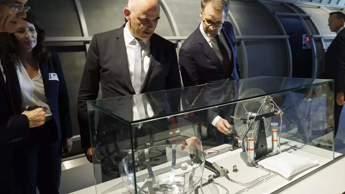 Der Schweizer Bundespräsident Alain Berset (2.v.r-r) und Antonio Hodgers, Präsident des Genfer Staatsrats, testen das Science Gateway in Meyrin bei Genf. - Bild: Salvatore Di Nolfi/KEYSTONE/dpa