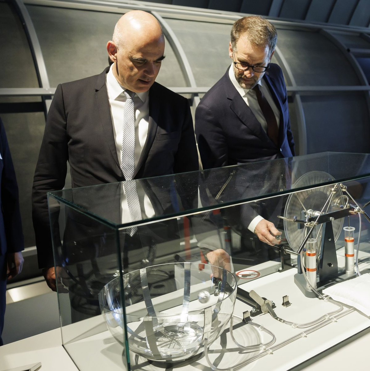 Der Schweizer Bundespräsident Alain Berset (2.v.r-r) und Antonio Hodgers, Präsident des Genfer Staatsrats, testen das Science Gateway in Meyrin bei Genf. - Foto: Salvatore Di Nolfi/KEYSTONE/dpa