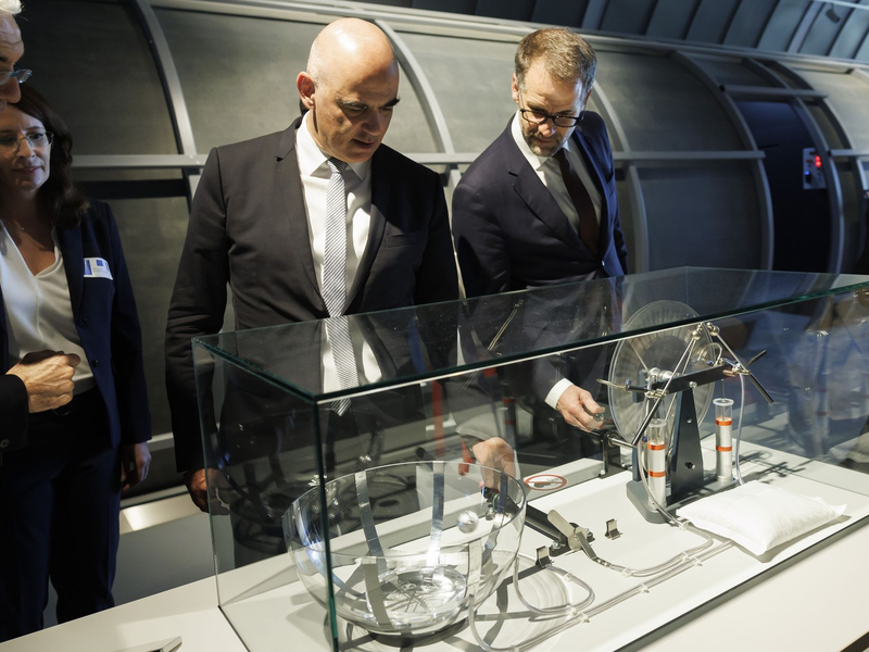 Der Schweizer Bundespräsident Alain Berset (2.v.r-r) und Antonio Hodgers, Präsident des Genfer Staatsrats, testen das Science Gateway in Meyrin bei Genf. - Foto: Salvatore Di Nolfi/KEYSTONE/dpa