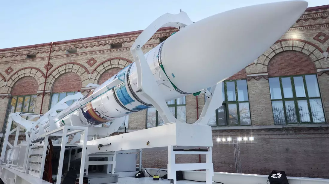 Die Träger-Rakete «Miura 1» wird auf der Esplanade des Nationalen Museums für Naturwissenschaften in Madrid präsentiert. - Bild: Eduardo Parra/EUROPA PRESS/dpa