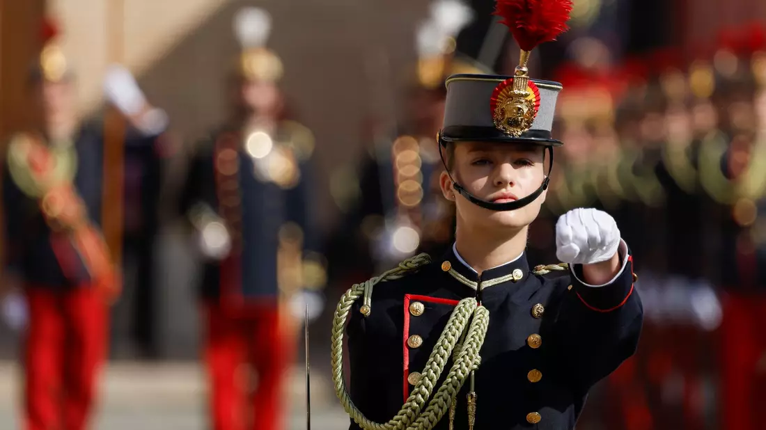 Prinzessin Leonor von Spanien marschiert bei der Fahnenschwur-Zeremonie. - Bild: Vincent West/POOL REUTERS/AP/dpa