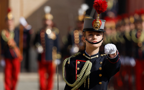 Prinzessin Leonor von Spanien marschiert bei der Fahnenschwur-Zeremonie. - Foto: Vincent West/POOL REUTERS/AP/dpa Prinzessin Leonor von Spanien marschiert bei der Fahnenschwur-Zeremonie. - Foto: Vincent West/POOL REUTERS/AP/dpa