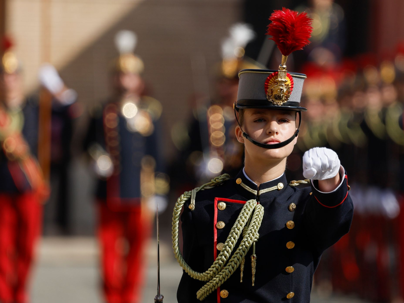 Prinzessin Leonor von Spanien marschiert bei der Fahnenschwur-Zeremonie. - Foto: Vincent West/POOL REUTERS/AP/dpa