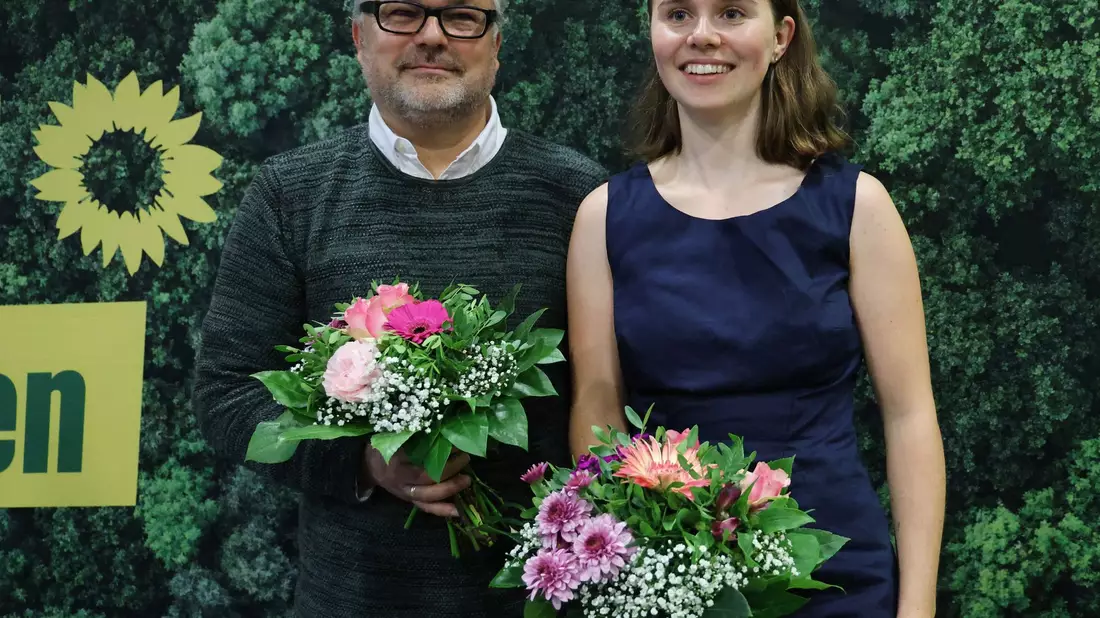 Marek Helsner (l.) und Franziska Tell sind die neu gewählten Landesvorstandssprecher der Bremer Grünen. - Bild: Focke Strangmann/dpa