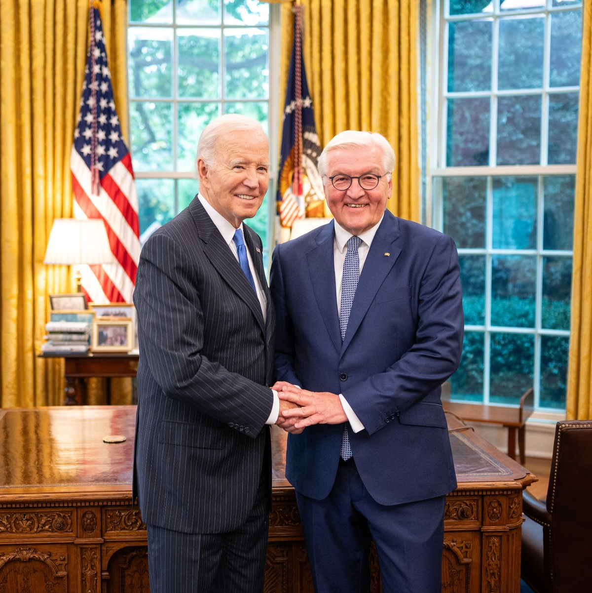 Die von der Bundesregierung zur Verfügung gestellte Aufnahme zeigt Bundespräsident Frank-Walter Steinmeier (r) bei einem Treffen mit US-Präsident Joe Biden im Weißen Haus. - Foto: Guido Bergmann/Bundesregierung/dpa