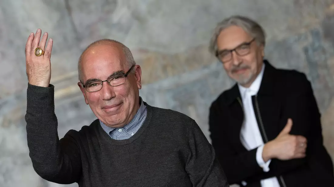 Die russischen Künstler und Preisträger Yuri Albert (l) und Vadim Zakharov freuen sich bei der Verleihung des Kaiserrings. - Bild: Swen Pförtner/dpa