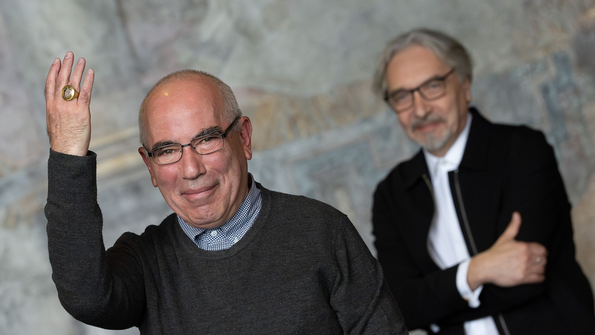 Die russischen Künstler und Preisträger Yuri Albert (l) und Vadim Zakharov freuen sich bei der Verleihung des Kaiserrings. - Foto: Swen Pförtner/dpa