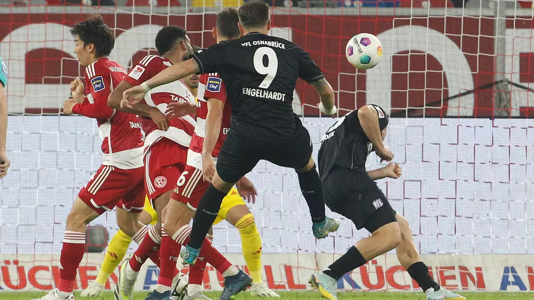 Osnabrücks Robert Tesche (M) vermasselte mit seinem Tor Fortuna Düsseldorf einen Heimsieg. - Bild: Roland Weihrauch/dpa