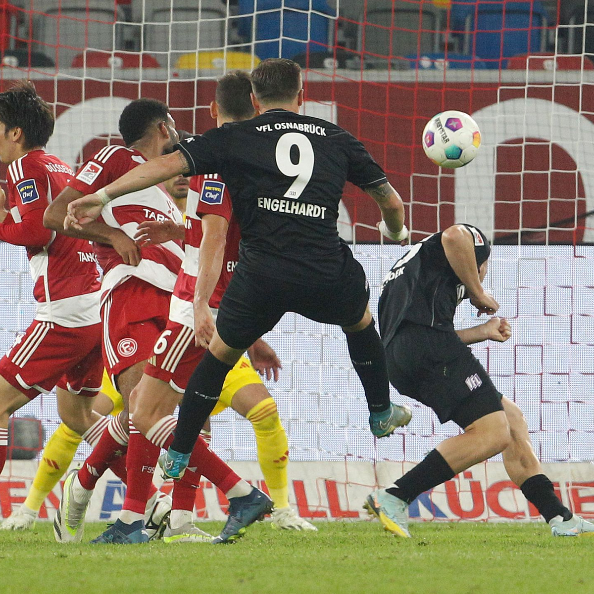 Osnabrücks Robert Tesche (M) vermasselte mit seinem Tor Fortuna Düsseldorf einen Heimsieg. - Foto: Roland Weihrauch/dpa