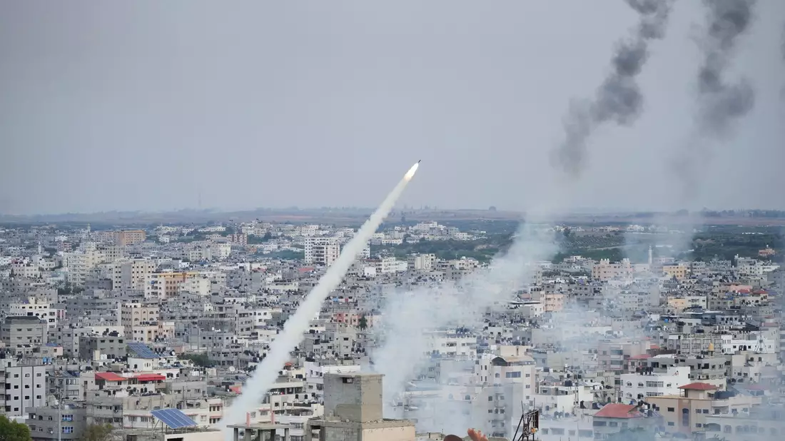 Rauch steigt von einer Explosion auf, die durch einen israelischen Luftangriff im Gazastreifen verursacht wurde. - Bild: Hatem Moussa/AP/dpa